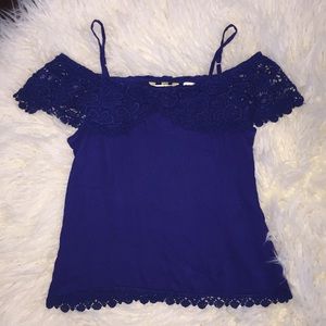 I am selling this beautiful blue blouse💙